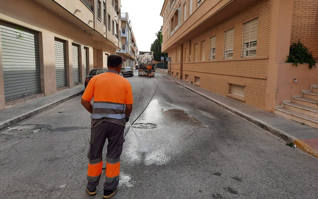 Preparación de la calle donde se van a realizar las obras en Rafal