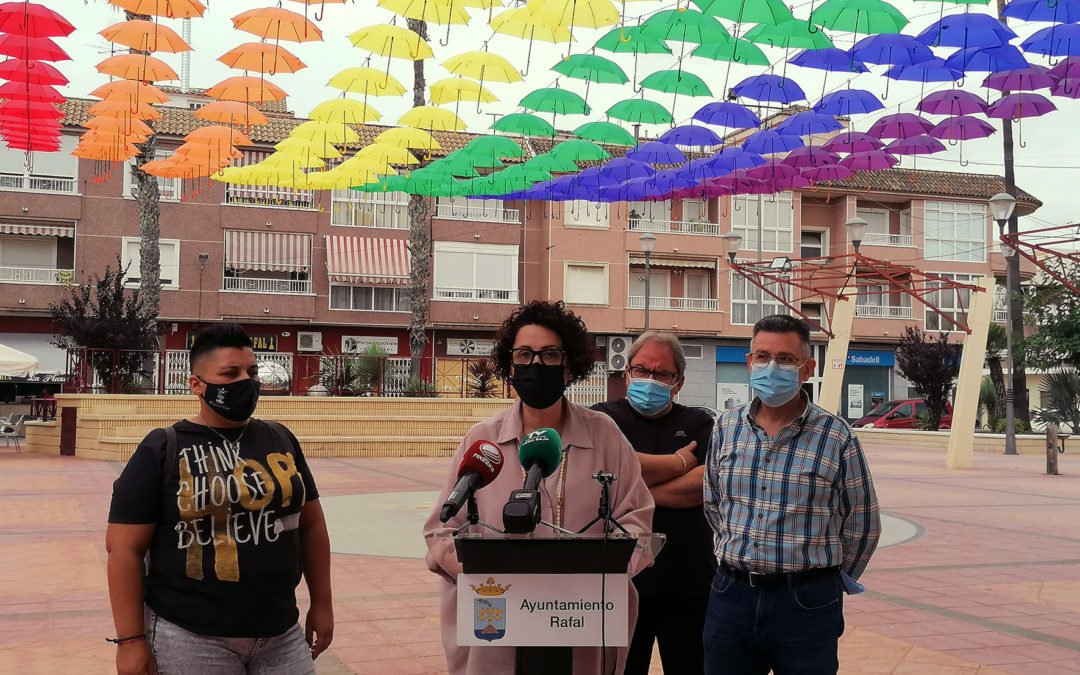 La Plaza de España de Rafal se llena de colorido y música para conmemorar el Día del Orgullo LGTBQ+