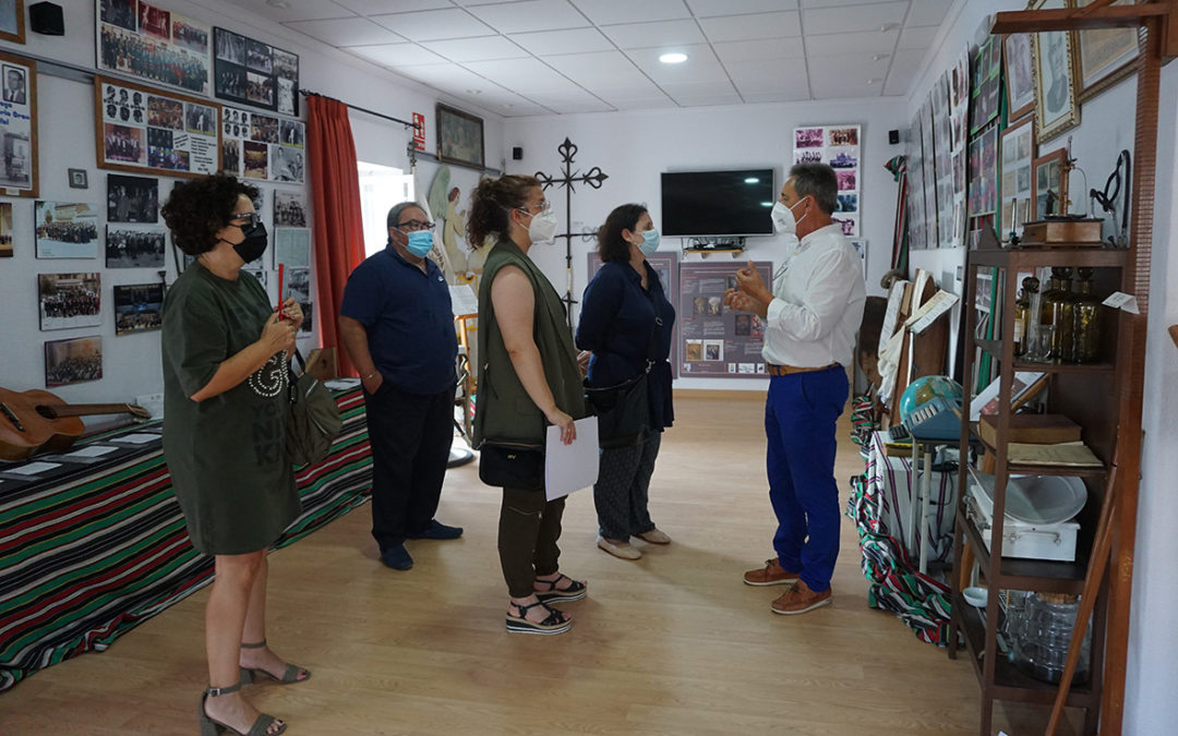 Rafal recibe la visita de la directora del Instituto Alicantino de Cultura Juan Gil-Albert