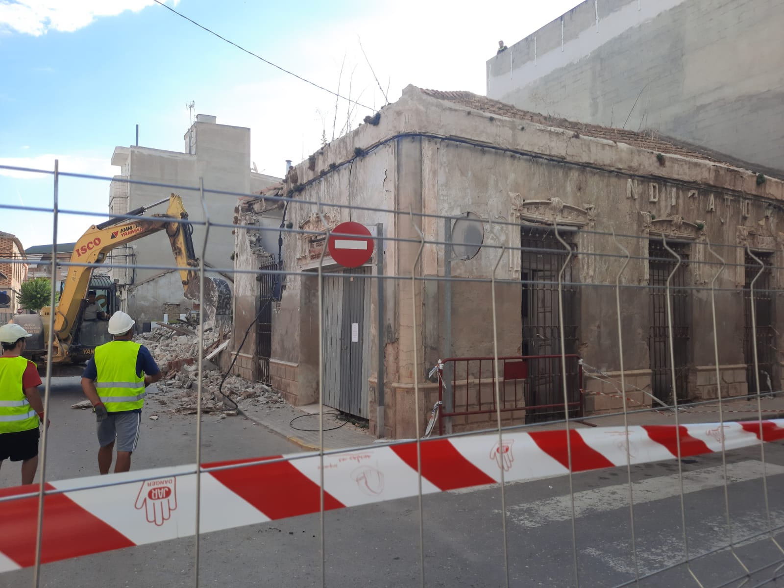 El Ayuntamiento de Rafal inicia la demolición del edificio del Sindicato Agrícola ante el mal estado del inmueble