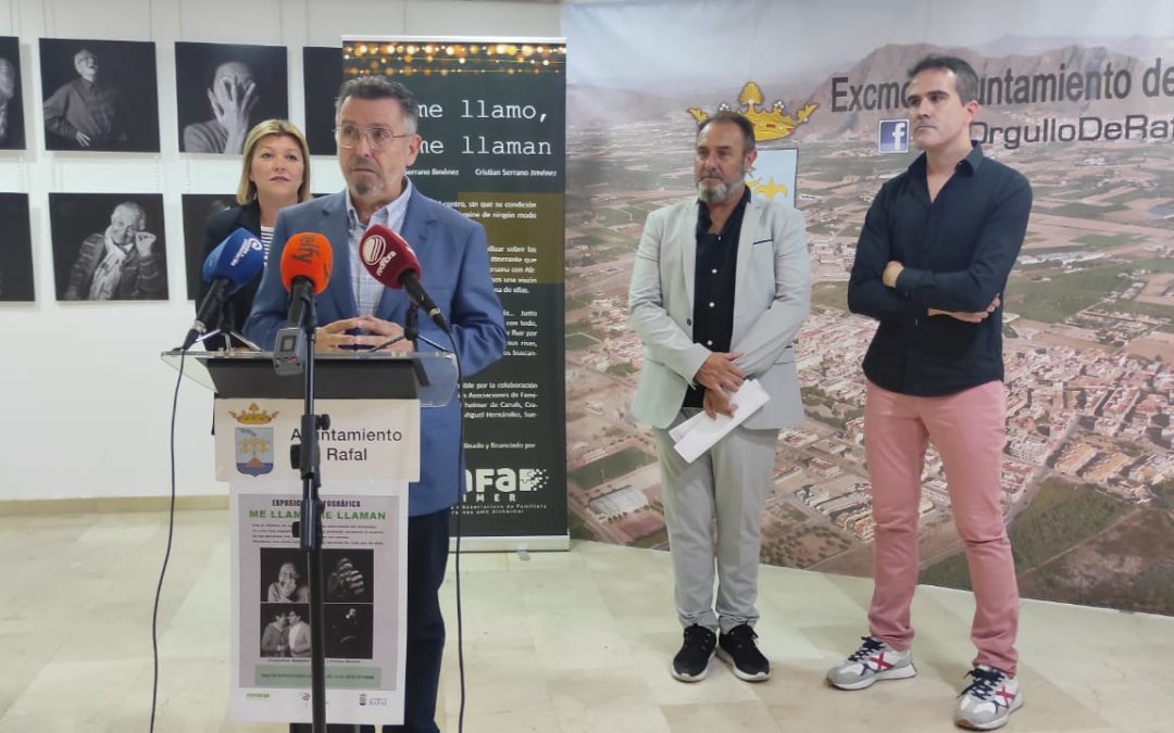 Rafal inaugura la exposición fotográfica ‘Me llamo, me llaman’ para concienciar sobre el Alzheimer