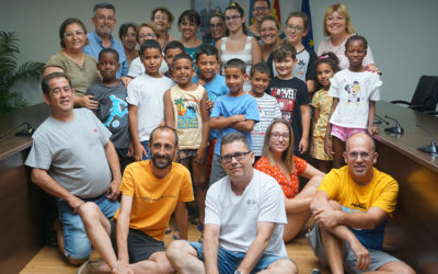 Rafal recibe la visita de diez niños de origen saharaui acogidos por familias de la Vega Baja durante el verano