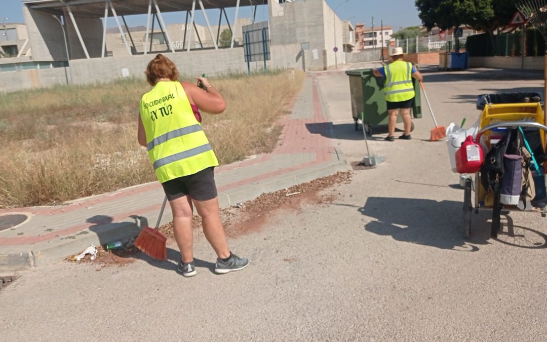 El Ayuntamiento de Rafal incorpora a dos barrenderas como personal de limpieza gracias al programa de empleo EMDONA de Labora