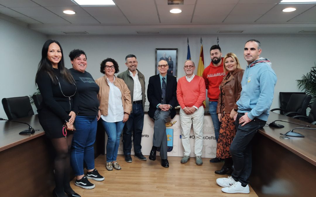 El Ayuntamiento de Rafal recibe al escritor valenciano y Premio Nacional de Poesía Guillermo Carnero