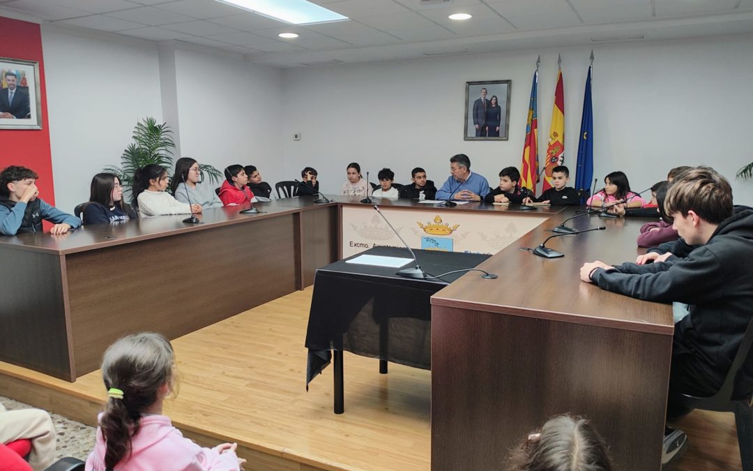 El Consejo de Infancia y Adolescencia de Rafal celebra su reunión anual con el alcalde y conoce las nuevas instalaciones para jóvenes en el futuro centro cívico