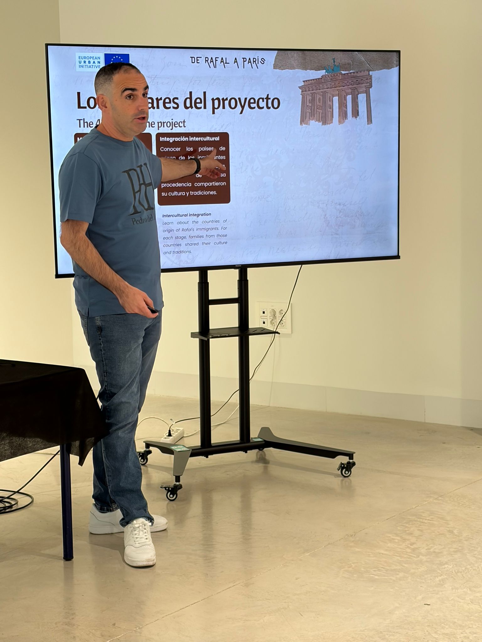 Gabriel Valero Martínez exponiendo el proyecto de Rafal a París en las jornadas del proyecto europeo City To City de Europea Urban Initative con la población Italiana de Faenza